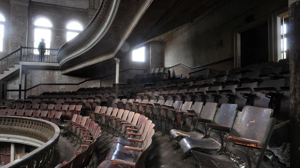 Nhà hát Opera Sterling thuộc Derby, Anh, được xây dựng vào năm 1889. Nhiều nhà nghiên cứu đã ghi lại được rất nhiều tiếng trẻ con và nhìn thấy những bóng đen mờ ảo. Một nhân chứng còn kiên quyết khẳng định rằng, anh ta đã phát hiện ra vô số dấu tay trẻ em in hằn khắp nơi trong nhà hát. .