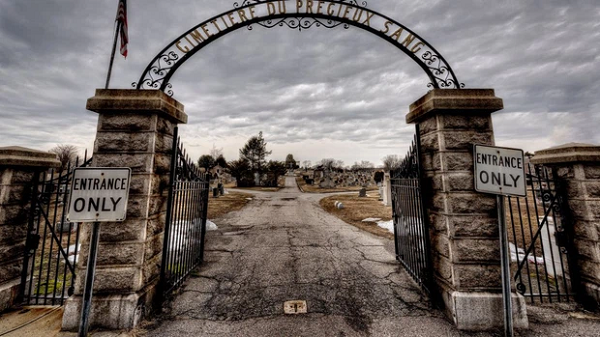 Precious Blood là một nghĩa trang tại Woonsocket của tiểu bang Rhode Island, Hoa Kỳ. Tháng 8 năm 1955, nơi này liên tiếp phải hứng chịu sự đổ bộ của hai cơn bão áp thấp cùng những trận mưa xối xả kéo dài suốt một tuần sau đó. Kể từ lúc đó trở đi, nghĩa trang bắt đầu xuất hiện những âm thanh ghê rợn và nhiều tiếng ồn không rõ nguồn gốc.