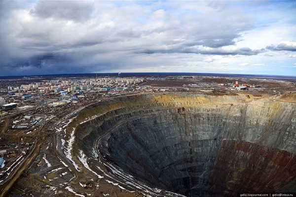 Mỏ kim cương Mirny, Đông Siberia, Nga được coi là hố nhân tạo lớn thứ hai trên thế giới và xây dựng nhằm đáp ứng nhu cầu khai thác kim cương công nghiệp của Liên Xô cũ.