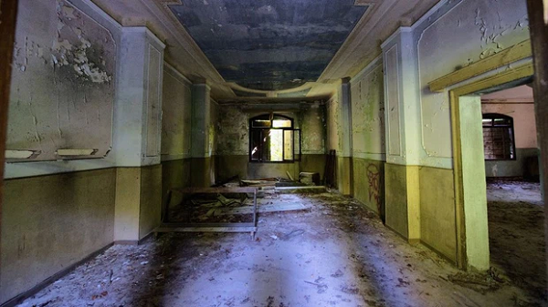 Năm 1922, chính quyền Italy đã cho xây dựng một bệnh viện tâm thần trên đảo Poveglia. Nhiều bệnh nhân cho biết, không những từng tận mắt nhìn thấy các "bóng ma" xuất hiện, họ thậm chí còn có thể nghe được cả những tiếng than khóc vì bị tra tấn. Mời các bạn xem video: Khung cảnh thiên nhiên tuyệt đẹp tại các quốc gia ít dân nhất thế giới. Nguồn: VTC. 