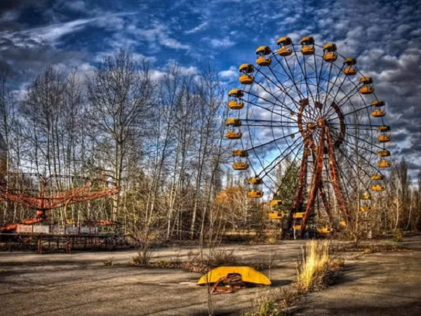 Pripyat từng là một thành phố của Ukraine với hơn 50.000 người sinh sống. Tuy nhiên, sau thảm họa hạt nhân Chernobyl xảy ra vào năm 1986, những người dân tại đây buộc phải di chuyển đi bởi những bức xạ từ vụ nổ gây ra.