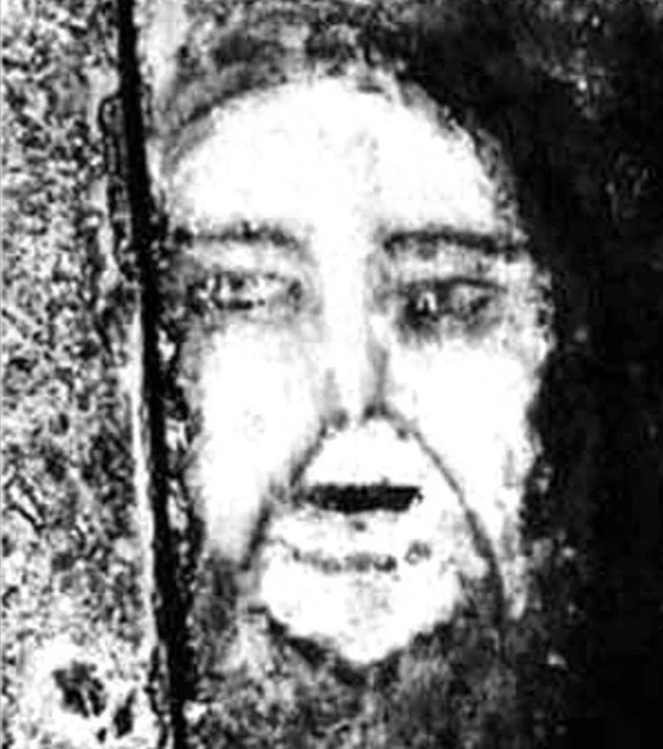 Maria kinh sợ trước vết ố này nên đã cùng gia đình cố gắng dùng cuốc chim phá bỏ nó. Một tấm xi măng khác được trát thay thế tuy nhiên khuôn mặt kia lại hiện lên chỉ một tuần sau đó.