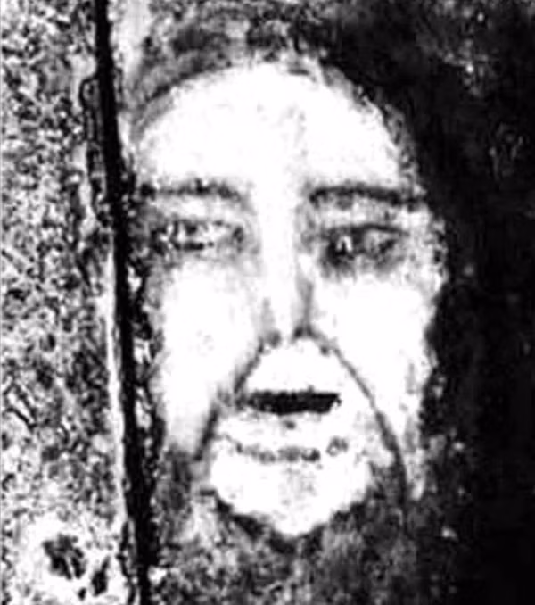 Maria kinh sợ trước vết ố này nên đã cùng gia đình cố gắng dùng cuốc chim phá bỏ nó. Một tấm xi măng khác được trát thay thế tuy nhiên khuôn mặt kia lại hiện lên chỉ một tuần sau đó.