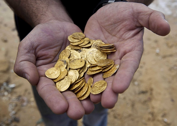 Được biết biển Iroise nằm ngoài khơi vùng Brittany từng là tuyến đường biển thương mại nhộn nhịp vào thế kỷ 17 nhờ hoạt động xuất khẩu rượu Bordeaux sang Anh và ngũ cốc sang Bắc Âu.