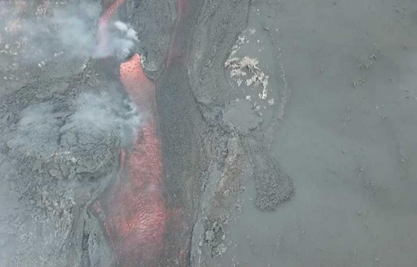 Dù địa phương đã cố gắng chuyển hướng dòng dung nham đến một hẻm núi trong nỗ lực giảm thiểu thiệt hại nhưng không thành công. Bên cạnh đó, người dân cũng phải chịu đám mây khí độc đáng sợ từ ngọn núi lửa đang phun trào.