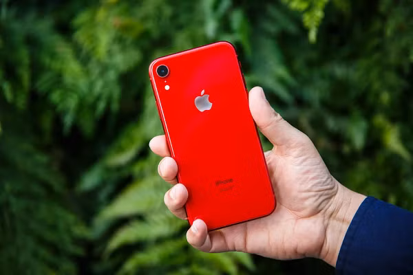 Những chiếc điện thoại mới ra mắt được Apple cải tiến về hiệu năng, camera và màn hình, nhiều màu sắc mới. Giá bán khởi điểm cho iPhone 13 mini và iPhone 13 tại Mỹ lần lượt là729 USD và 829 USD.