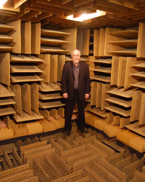 Nơi này tĩnh mịch đến mức, bạn có thể nghe thấy tiếng các bộ phận trong cơ thể đang làm việc như tiếng đập của phổi, nhịp tim hay tiếng sôi của dạ dày.