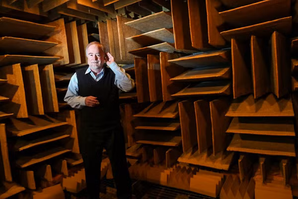 Với khả năng cách ly âm thanh tới 99,99%, căn phòng yên tĩnh hay không có âm thanh (anechoic chamber) tại trung tâm thí nghiệm Orfield Laboratories, thuộc Nam Minneapolis, Minnesota, Mỹ được xem là nơi tĩnh lặng nhất hành tinh.