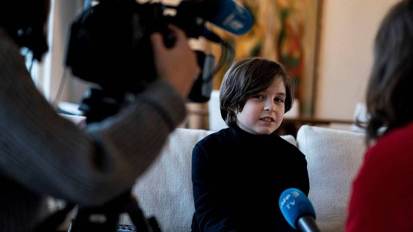 Với sự nỗ lực của cha mẹ, Laurent thật sự giống như mọi đứa trẻ cùng trang lứa, vô tư, vui vẻ và hạnh phúc. "Chúng tôi cần tìm sự cân bằng cho con giữa việc là 1 thần đồng và 1 đứa trẻ".