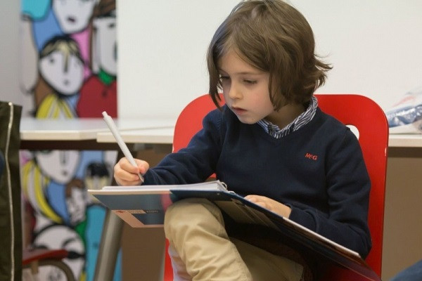 Laurent Simons cho hay, cậu không quan tâm đến tuổi tác mà chỉ quan tâm đến việc trau dồi kiến thức mà thôi. Simons còn dự định dùng kiến thức học được để tìm kiếm khả năng sống bất tử bằng cách biến mình thành cyborg - dạng sống nửa người nửa máy.