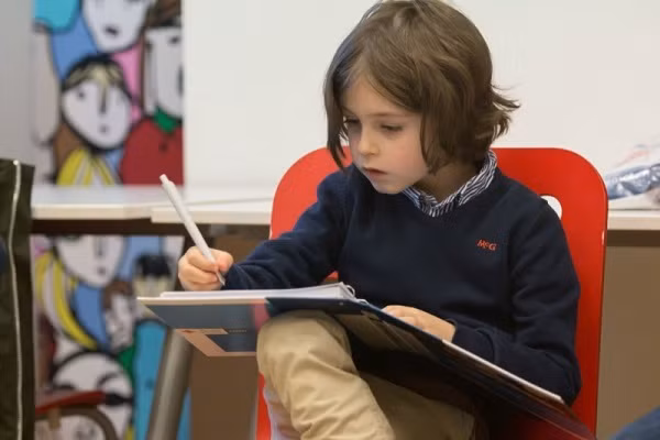 Laurent Simons cho hay, cậu không quan tâm đến tuổi tác mà chỉ quan tâm đến việc trau dồi kiến thức mà thôi. Simons còn dự định dùng kiến thức học được để tìm kiếm khả năng sống bất tử bằng cách biến mình thành cyborg - dạng sống nửa người nửa máy.