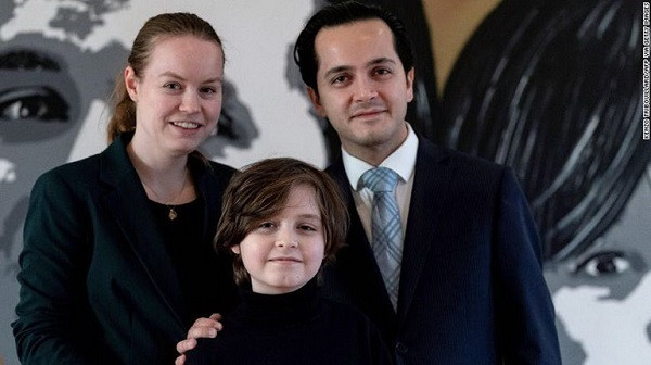 "Bất tử, đó là mục tiêu của cháu. Cháu muốn có thể thay thế càng nhiều bộ phận cơ thể bằng các bộ phận cơ khí càng tốt. Cháu đã vạch ra lộ trình để đạt được điều đó. Mọi người có thể xem đó là một câu đố lớn. Vật lý lượng tử - nghiên cứu các hạt nhỏ nhất - là mảnh đầu tiên của câu đố" - Simons nói.