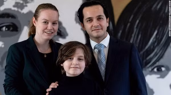 "Bất tử, đó là mục tiêu của cháu. Cháu muốn có thể thay thế càng nhiều bộ phận cơ thể bằng các bộ phận cơ khí càng tốt. Cháu đã vạch ra lộ trình để đạt được điều đó. Mọi người có thể xem đó là một câu đố lớn. Vật lý lượng tử - nghiên cứu các hạt nhỏ nhất - là mảnh đầu tiên của câu đố" - Simons nói.