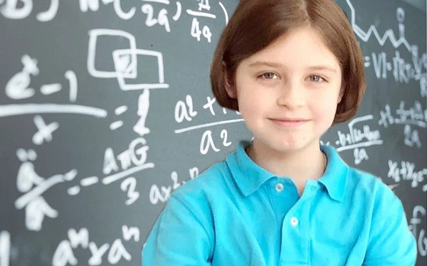 Laurent Simons sở hữu IQ 145 và khiến các giảng viên ở trường đại học rất ấn tượng. Họ đã thực hiện nhiều bài kiểm tra kỹ càng để thiên tài nhí có thể phát huy hết các khả năng của mình.