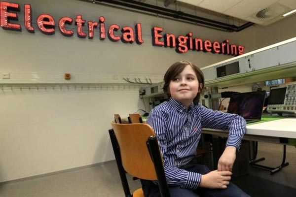 Để đạt được điều thứ hai, Simons dự định làm việc với những giáo sư giỏi nhất trên thế giới, xem cách thức suy nghĩ của những nhân vật tài năng này.