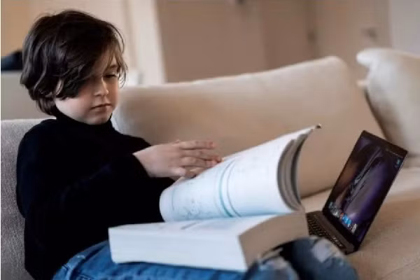 Người phát ngôn của Đại học Antwerp nói với tờ The Brussels Times: "Simons nhập học hồi tháng 3/2020 và giờ đây đã là cử nhân tốt nghiệp hạng ưu ở trường chúng tôi".