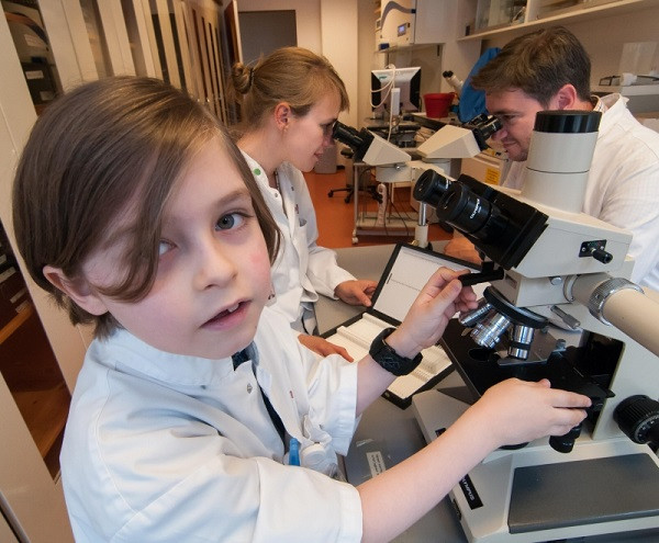 Khác với những bạn bè đồng trang lứa còn đang mải mê chơi xếp hình, Laurent Simons xác định rõ mục tiêu, và đang bắt đầu bằng ngành học vật lý lượng tử. Trình độ học vấn và quyết tâm của cậu bé mới chỉ 11 tuổi đã khiến nhiều người kinh ngạc.