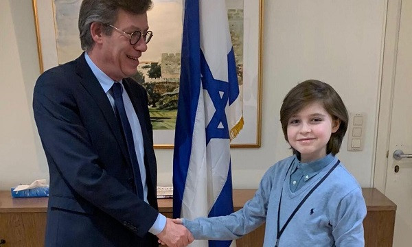 Peter Baltus, giáo sư điện tử tích hợp tại trường đại học, đồng thời là cố vấn hiện tại của Laurent thì nhận định cậu bé thông minh gấp 3 lần so với những sinh viên ưu tú nhất mà ông từng gặp trong suốt sự nghiệp giảng dạy của mình.