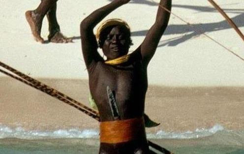 Ngay Chính phủ Ấn Độ cũng tuyên bố không có ý định can thiệp vào cuộc sống của người dân trên đảo và khuyến cáo du khách không nên tiếp cận hòn đảo Bắc Sentinel này.