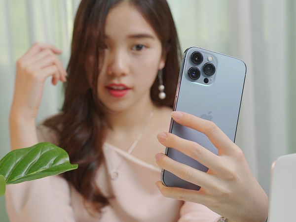 Ngoài ra, iPhone 13 Pro Max vẫn được tích hợp các công nghệ màn hình như HDR10, TrueTone,…mang tới sự chính xác màu sắc tốt nhất. Cùng với đó, độ sáng tối đa đạt được mà iPhone 13 Pro Max được Apple cho biết sẽ tốt hơn 25% so với người tiền nhiệm, đặc biệt khi hiển thị ngoài trời.