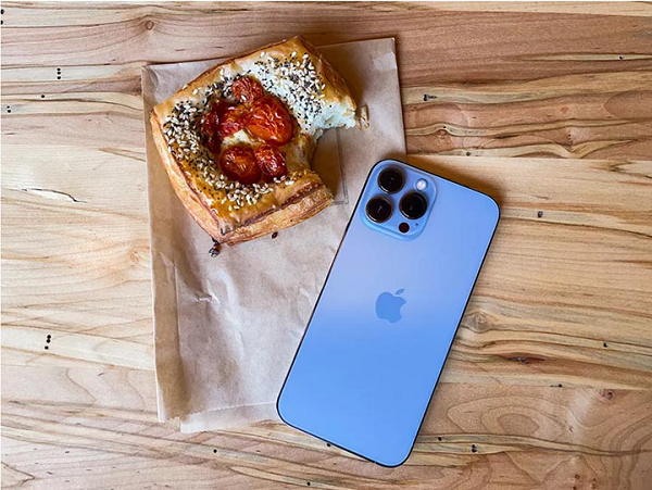 Bên cạnh đó, camera của iPhone 13 Pro Max cũng được cải thiện với loạt các hiệu chỉnh về phần mềm chụp ảnh, chỉnh sửa ảnh, giúp mang tới cho người sử dụng một chiếc smartphone chụp ảnh thực sự chuyên nghiệp.