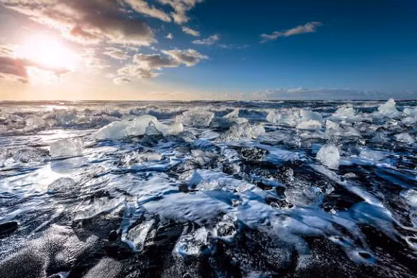 Hiện tượng băng tan sẽ tạo nên những tảng băng lớn. Làm ảnh hưởng tới tàu thuyền qua lại. Khi các con thuyền đi trên biển va phải các tảng băng trôi cò kích thước lớn sẽ làm tàu bị hư hỏng nặng. Thậm chí có thể bị nhấn chìm.