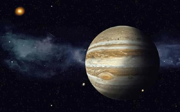 Lực hấp dẫn trên sao Mộc rất mạnh, khoảng 135.000 dặm/giờ (217.224 km/h). Từ trường của sao Mộc mạnh hơn Trái Đất 20 lần. Jupiter quay nhanh hơn so với các hành tinh khác, vì vậy một ngày trên sao Mộc chỉ bằng 10 giờ dưới Trái Đất.