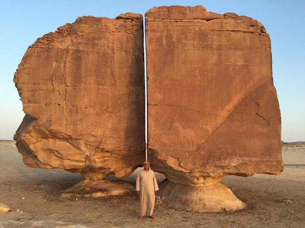 Khối sa thạch Al Naslaa nằm giữa sa mạc Tayma chia đôi ở chính giữa bởi nhát cắt hoàn hảo và chuẩn xác như thể dùng công nghệ laser. Sự hình thành của tảng đá và điểm đặc biệt của nó là một bí ẩn đến nay vẫn chưa thể giải mã.