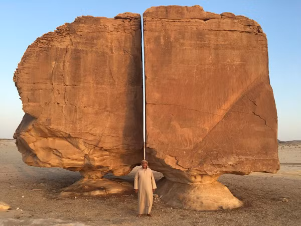 Khối sa thạch Al Naslaa nằm giữa sa mạc Tayma chia đôi ở chính giữa bởi nhát cắt hoàn hảo và chuẩn xác như thể dùng công nghệ laser. Sự hình thành của tảng đá và điểm đặc biệt của nó là một bí ẩn đến nay vẫn chưa thể giải mã.