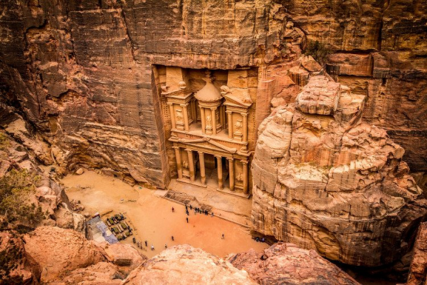 Petra, Jordan là công trình kiến trúc bí ẩn cao hơn 900 mét so với mực nước biển được nằm ẩn trong những tảng đá. Những người tạo ra nó đã phải rất kiên nhẫn khi đục đẽo cả khối đá lớn để tạo nên một kiệt tác như thế.