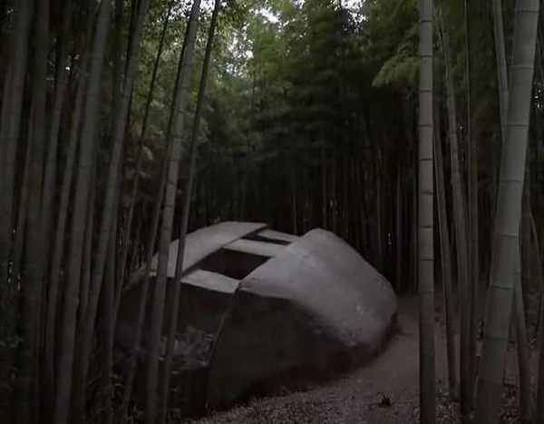 Ở các vùng khác nhau của vùng Asuka ở Nhật Bản, có những tảng đá chạm khắc đặc biệt với các lỗ vuông lớn ở trên thân, được những cư dân cổ đại của Nhật Bản tạo ra. Mục đích sử dụng của Masuda no iwafune vẫn là một ẩn số.