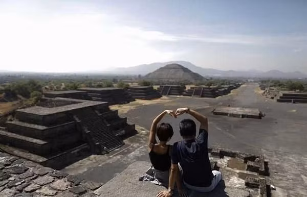 Teotihuacan hay "nơi sinh ra của các vị thần" nằm gần thủ đô Mexico. Hiện tại, khách du lịch chỉ có thể tìm thấy tàn tích của Teotihuacan. Công trình có niên đại hàng ngàn năm từng là một thành phố lớn với hơn 100.000 cư dân sinh sống.