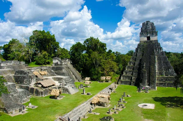 Tikal, Guatemala là một trong những khu vực sinh sống lớn nhất của người Maya. Sự chú ý lớn nhất ở khu vực này, là những kim tự tháp có hình dạng vuông vức tuyệt đối. Chúng được xây theo kiểu "ở đến đâu, xây đến đó" một cách tạm thời nhưng vô cùng chắc chắn và chính xác.