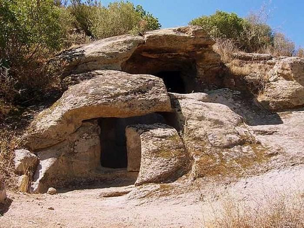 Ngôi nhà bí ẩn của các nàng tiên (Domus de Janas) ở Sardinia,Ý có kích thước siêu nhỏ phù hợp với các nàng tiên tí hon hơn là con người. Người ta tin rằng "ngôi nhà trong truyện cổ tích" bằng đá này đã khoảng 6.000 năm tuổi.