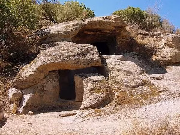 Ngôi nhà bí ẩn của các nàng tiên (Domus de Janas) ở Sardinia,Ý có kích thước siêu nhỏ phù hợp với các nàng tiên tí hon hơn là con người. Người ta tin rằng "ngôi nhà trong truyện cổ tích" bằng đá này đã khoảng 6.000 năm tuổi.
