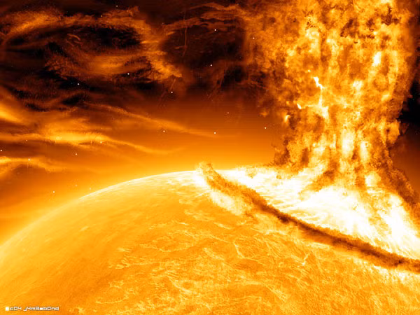 Ba cơn đợt bão Mặt Trời lớn nhất ảnh hưởng tới Trái Đất gần đây xảy ra vào các năm 1859, 1921 và 1989. Vào năm 1989, một cơn bão Mặt Trời có cường độ không lớn nhưng vẫn có thể đánh sập lưới điện ở Hydro-Québec và khiến toàn bộ vùng đông bắc Canada bị mất điện trong 9 tiếng đồng hồ.