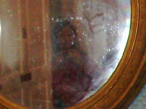 Theo lời đồn đại, gia đình nhà Woodruff đã bị đầu độc chết và tấm gương này đã không được che lại để cản linh hồn họ. Vì vậy, những linh hồn của gia đình này đã ám vào chiếc gương và sau đó là tòa nhà Myrtles Plantation.