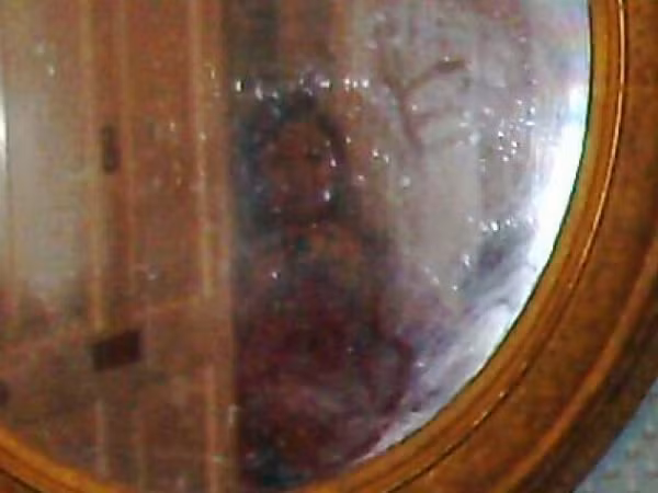 Theo lời đồn đại, gia đình nhà Woodruff đã bị đầu độc chết và tấm gương này đã không được che lại để cản linh hồn họ. Vì vậy, những linh hồn của gia đình này đã ám vào chiếc gương và sau đó là tòa nhà Myrtles Plantation.