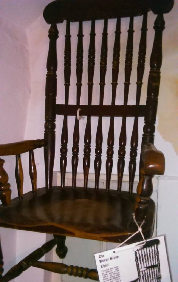 Khi hoàn thành bữa ăn, Thomas Busby đứng dậy và nói rằng: “Bất cứ ai dám ngồi vào chiếc ghế này cũng sẽ nhận về mình một cái chết bất ngờ". Nhiều người không tin vào câu nói đó và coi đó chỉ là câu nói đùa.