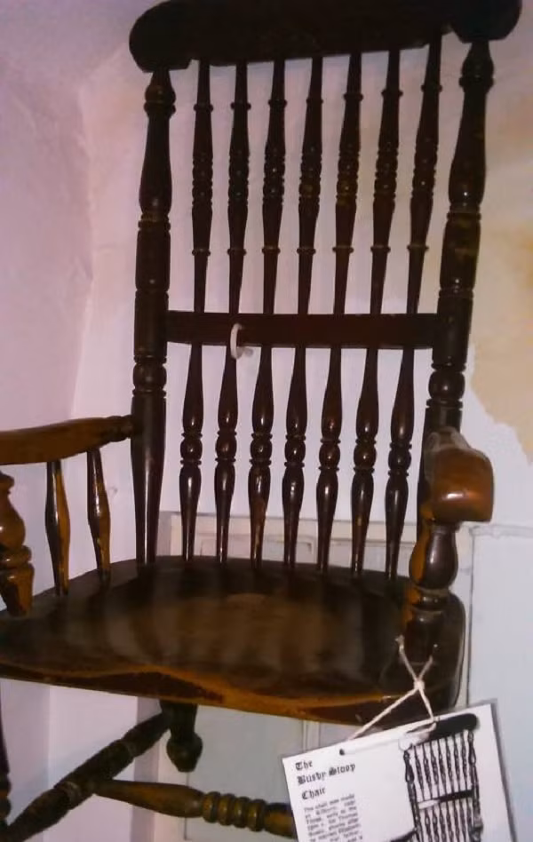 Khi hoàn thành bữa ăn, Thomas Busby đứng dậy và nói rằng: “Bất cứ ai dám ngồi vào chiếc ghế này cũng sẽ nhận về mình một cái chết bất ngờ". Nhiều người không tin vào câu nói đó và coi đó chỉ là câu nói đùa.