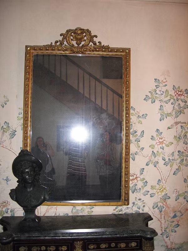 Tấm gương "tử thần" này bị đồn chứa linh hồn của một phụ nữ và những đứa trẻ ở ngôi nhà Myrtles Plantation. Ban đầu nó được xây dựng vào năm 1976 trên một khu nghĩa trang của Mỹ.