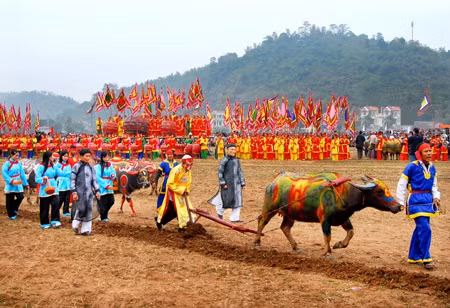 Vua Lê Đại Hành là người đầu tiên đặt ra lệ cày tịch điền vào đầu xuân năm 987, hiện nay vẫn còn được duy trì.