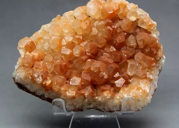 Tùy thuộc vào kích thước, hoa văn, hình dáng và độ phức tạp của từng tác phẩm điêu khắc, chúng sẽ có mức giá khác nhau. Giá của đá Canxit giao động trong khoảng 400.000 – 1.000.000 VNĐ/kg.