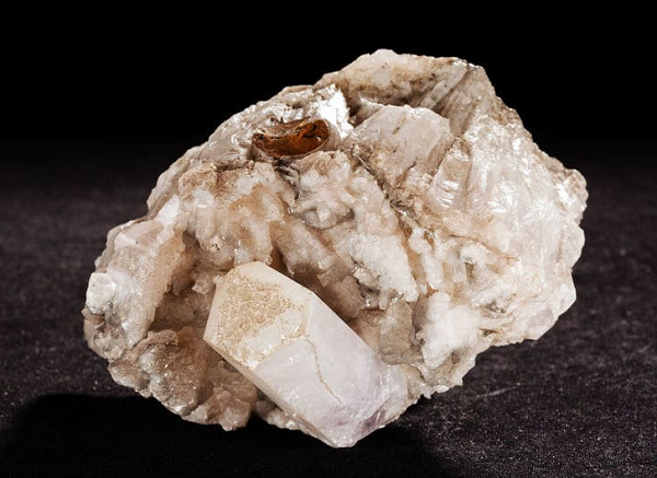 Bên cạnh đó, đá Canxit được coi là một khoáng chất quan trọng trong ngành sản xuất công nghiệp, được sử dụng nhiều trong lĩnh vực xây dựng đặc biệt là để gắn kết hoặc để sản xuất các loại kim loại khác nhau.