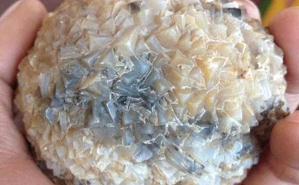 Thay vào đó, mọi người sử dụng đá Canxit để chạm khắc đá quý hoặc thiết kế trang trí. Vì thế, giá của đá Canxit không quá đắt.