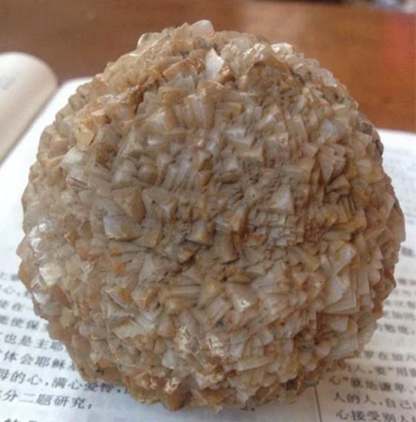 Chuyên gia đã lập tức giải đáp cho anh chàng, thực chất đây là một loại đá Canxit. Canxit khá mềm và dễ vỡ. Bởi vậy nó không được ứng dụng phổ biến trong chế tác trang sức.