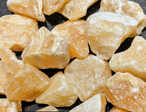 Tuy nhiên xét về độ cứng thì đá Canxit có độ cứng kém hơn hẳn các loại đá quý khác. Các hình dạng thường thấy của đá Canxit trong tự nhiên là hình bát giác, hình bầu dục... và được mài Cabochon hoặc faceset.