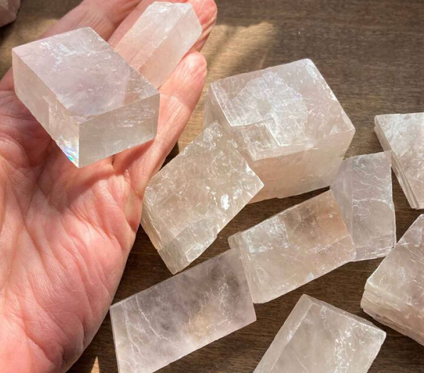 Hoa Kỳ cũng có trữ lượng lớn canxit nằm ở Kansas, Oklahoma, New Jersey, New York, Tennessee, Texas và Missouri. Nguồn gốc canxit khác bao gồm Iceland, Đức, Bohemia, châu Phi (Namibia) và Cộng hòa Séc.