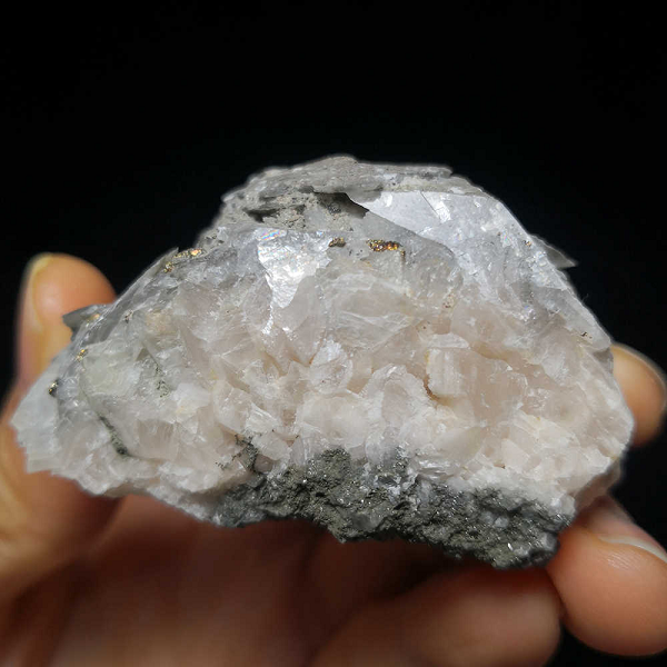 Màu sắc của đá Canxit rất đa dạng như: đá Canxit đen, đá Canxit xanh, không màu, màu Cobalto, đá Canxit màu vàng, màu xanh lá, màu cam, màu đỏ...