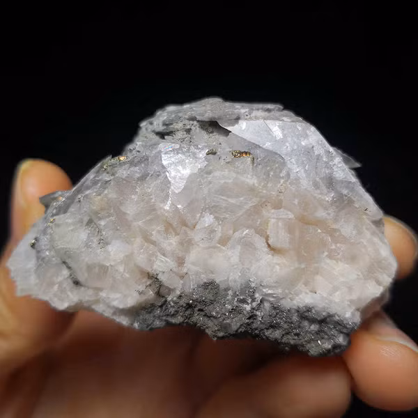 Màu sắc của đá Canxit rất đa dạng như: đá Canxit đen, đá Canxit xanh, không màu, màu Cobalto, đá Canxit màu vàng, màu xanh lá, màu cam, màu đỏ...